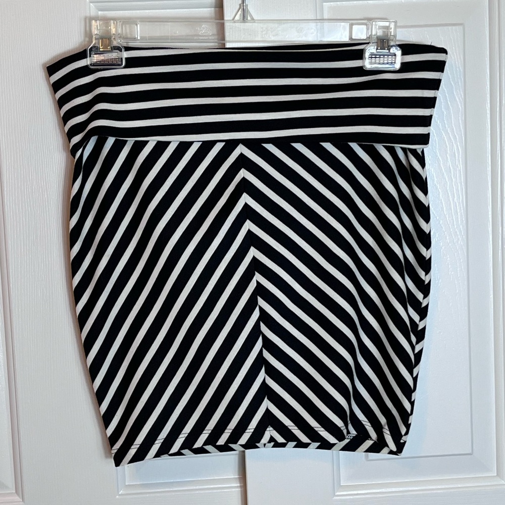 Torrid, size 0, Black/ White Stripped, Skirt, Good Stretch, 18in long